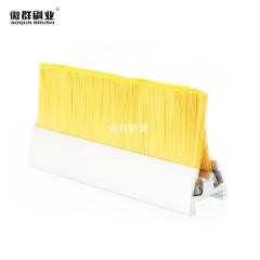 cepillar al lado de la escalera mecánica