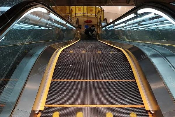 Instalación de escobillas de seguridad para escaleras mecánicas de escaleras mecánicas antiguas - aoqun le ayuda